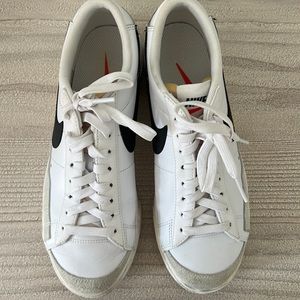 White Nike platform blazer low top size 8.5